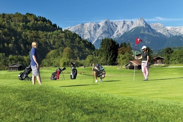 Familie spielt Golf